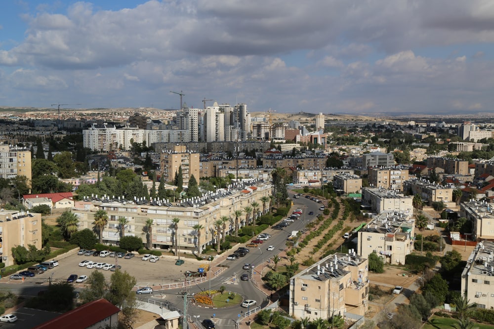 האם השקעה בנדלן בישראל משתלמת יותר מאשר בחו"ל